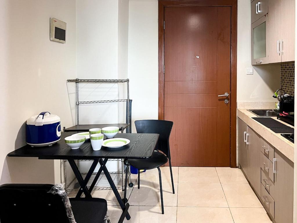 Dapur atau dapur kecil di Strategic MTH Square Apt 1BR with Wi-Fi, Pool & Gym by 2ndHome