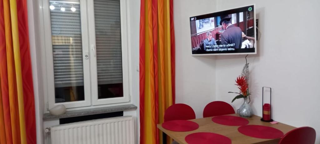 Televízia a/alebo spoločenská miestnosť v ubytovaní Jacky - city centar Zagreb