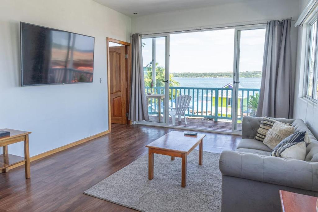 Výhled na řeku, která protéká v blízkosti apartmánu