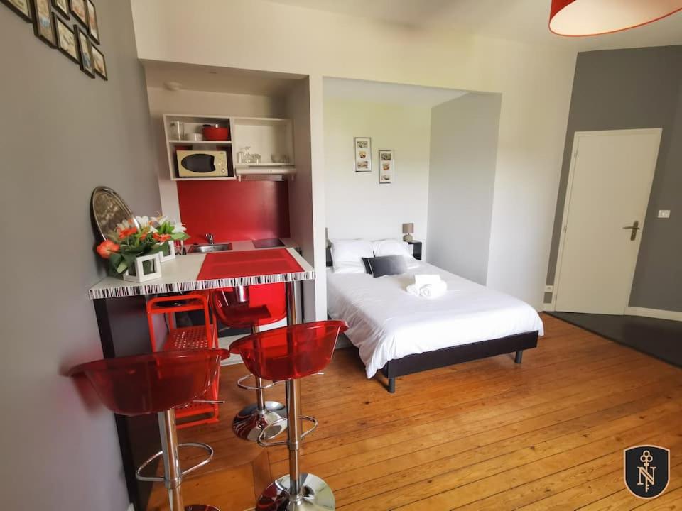 une chambre avec un lit, une table et des chaises dans l'établissement Magnifique appartement entre centre ville et gare - 5, au Mans