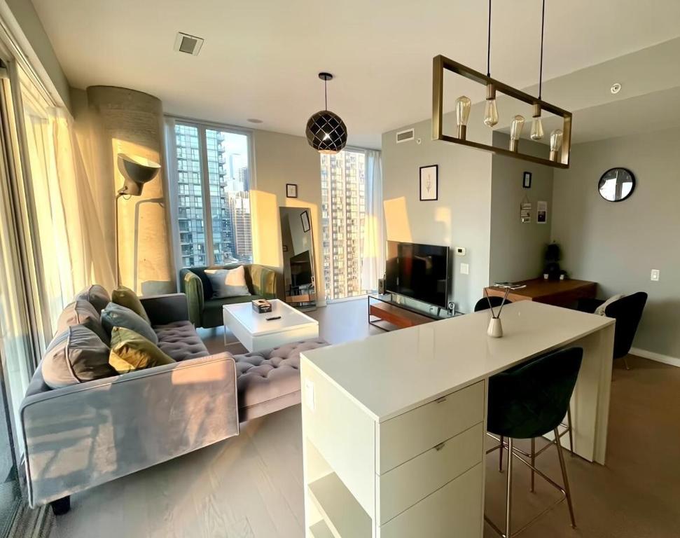 ein Wohnzimmer mit Sofa und Tisch in der Unterkunft Stunning suite in downtown perfect for businesses trips and small families in Toronto