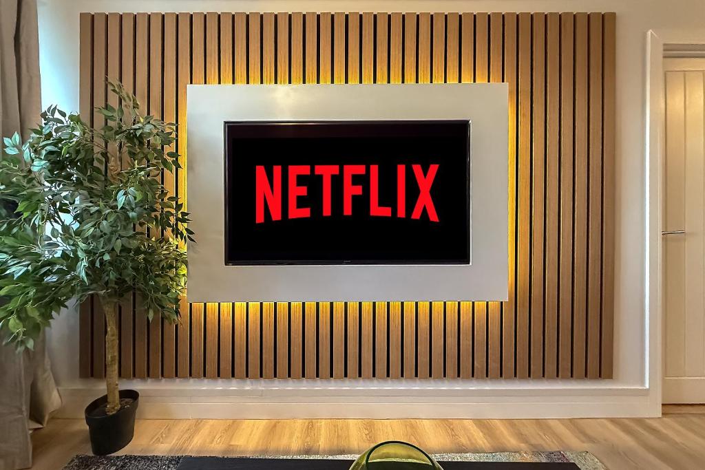 TV a/nebo společenská místnost v ubytování STUNNING MODERN Apartment Near AIRPORT & CENTRE, FREE PARKING, AMAZING LED MEDIA WALL & LUXURY MASTER BEDROOM