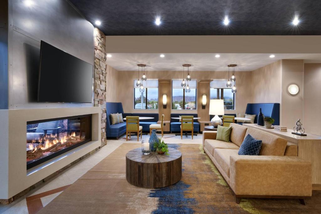 Posezení v ubytování Residence Inn by Marriott Sedona