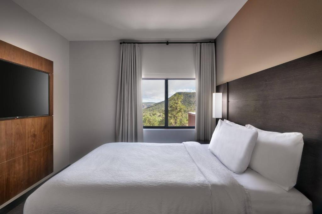 Postel nebo postele na pokoji v ubytování Residence Inn by Marriott Sedona
