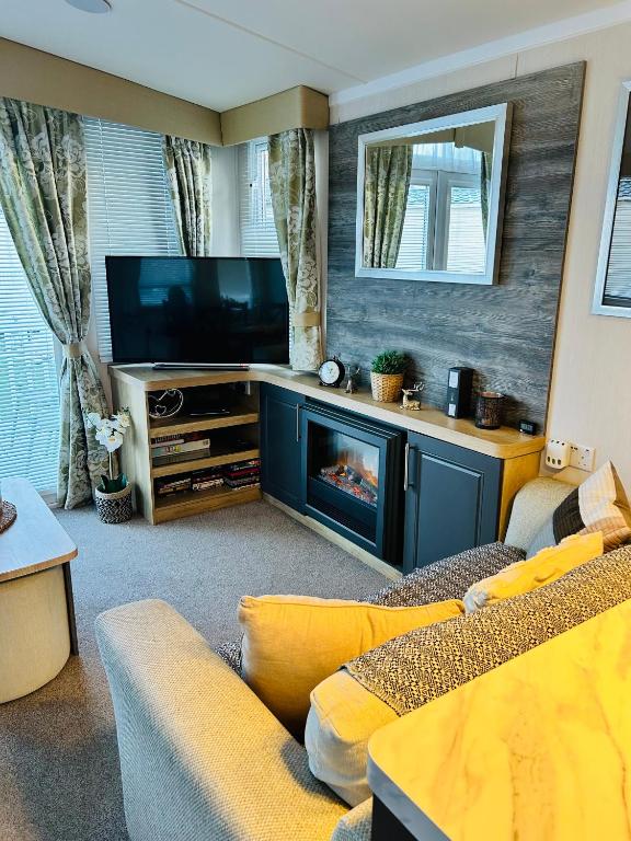 TV a/nebo společenská místnost v ubytování Luxury Cozy Caravan at Seaton Sands