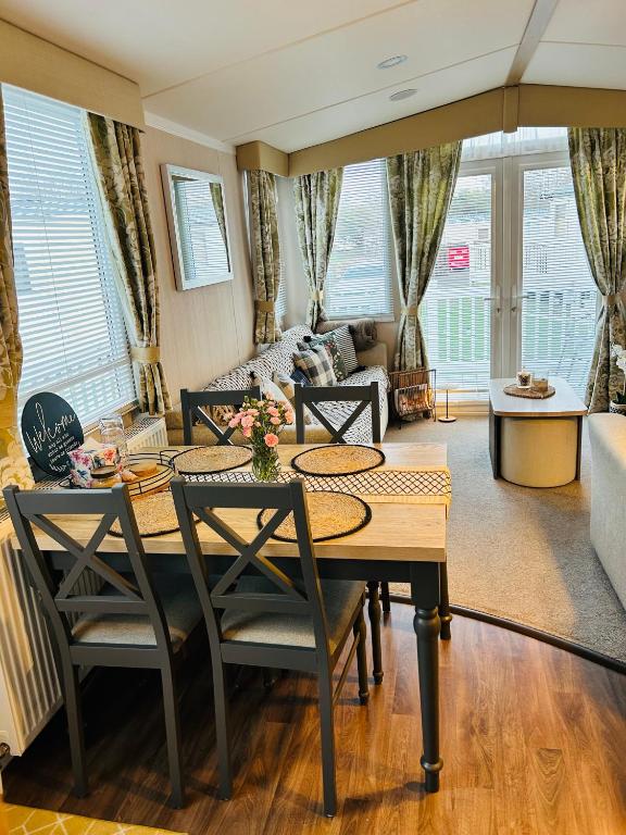 Posezení v ubytování Luxury Cozy Caravan at Seaton Sands