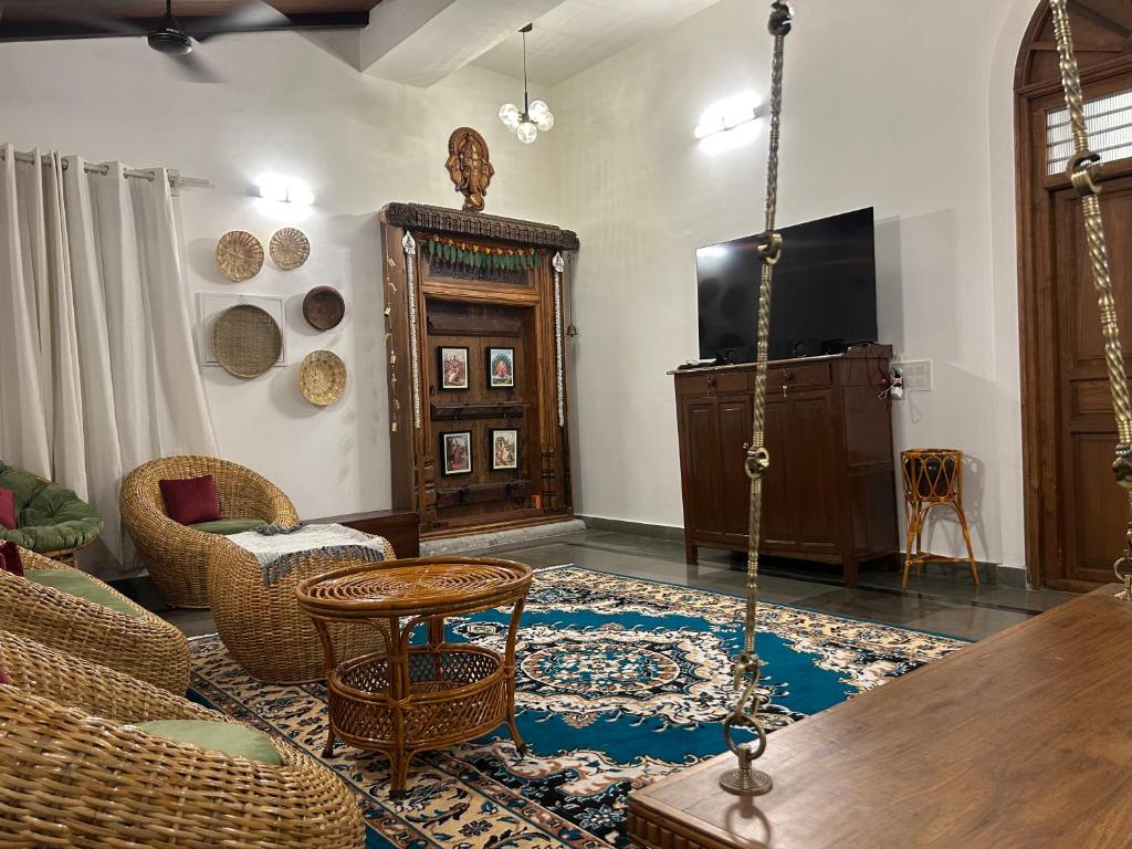 TV a/nebo společenská místnost v ubytování The First House Karaikal