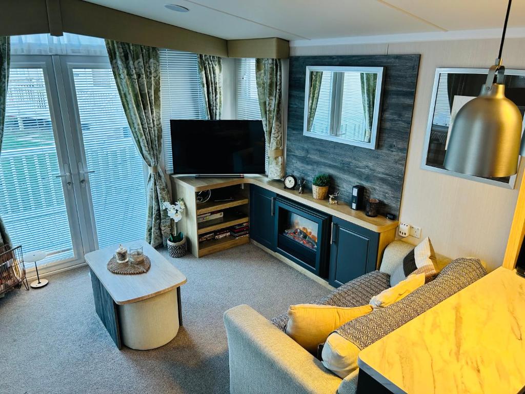 TV a/nebo společenská místnost v ubytování Luxury Cozy Caravan at Seaton Sands