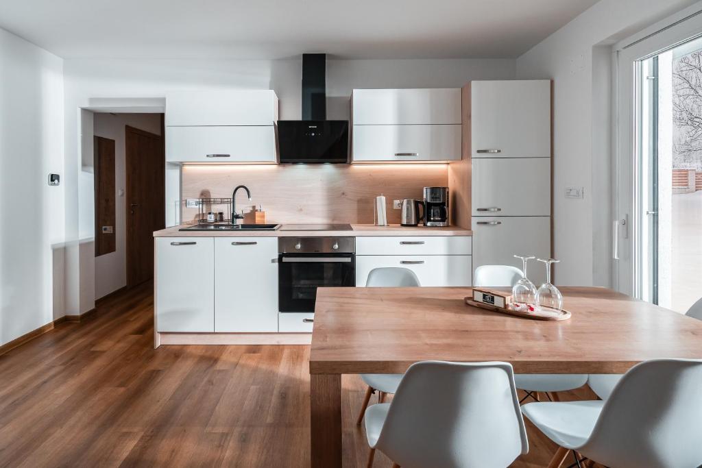 Kuchyň nebo kuchyňský kout v ubytování Apartmaji ENIA Rateče-Planica, Kranjska Gora