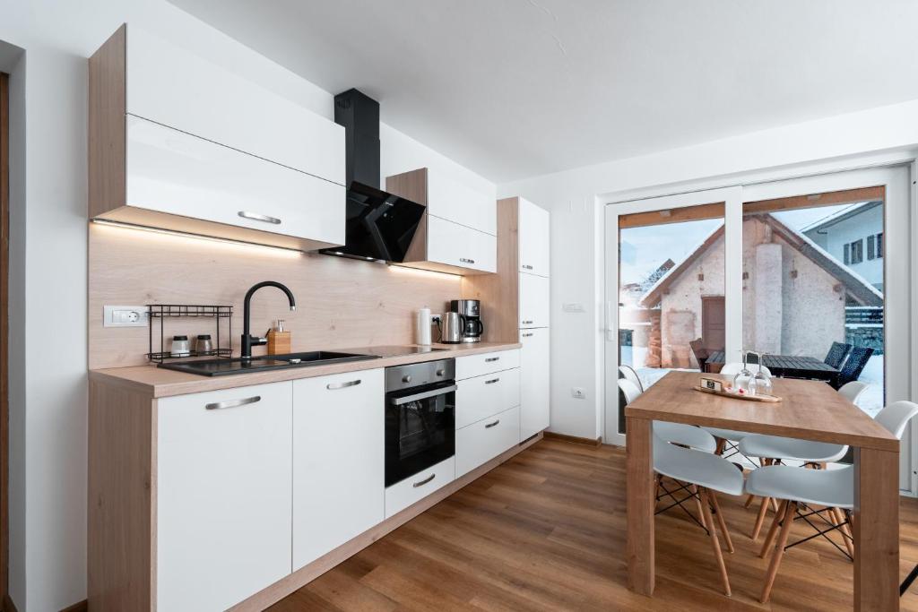 Kuchyň nebo kuchyňský kout v ubytování Apartmaji ENIA Rateče-Planica, Kranjska Gora