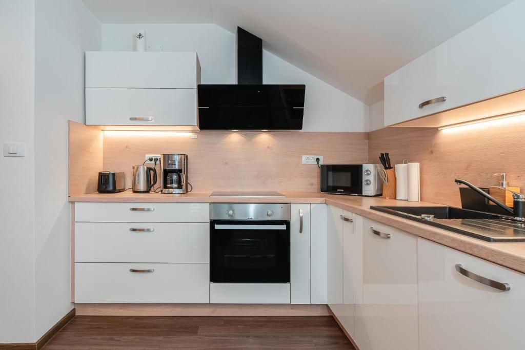 Kuchyň nebo kuchyňský kout v ubytování Apartmaji ENIA Rateče-Planica, Kranjska Gora