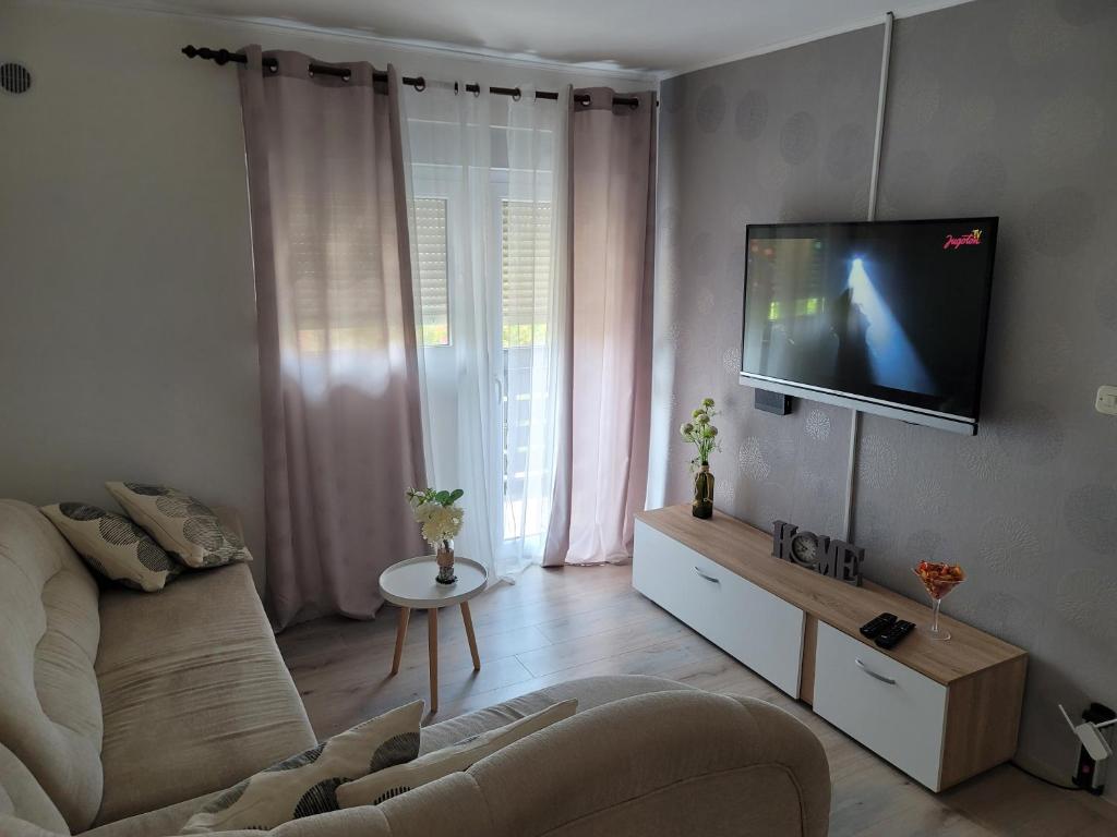 TV a/nebo společenská místnost v ubytování Apartments Lanterna Ražanac