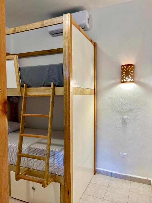Двох'ярусне ліжко або двоярусні ліжка в номері Hostal Patio Nómada