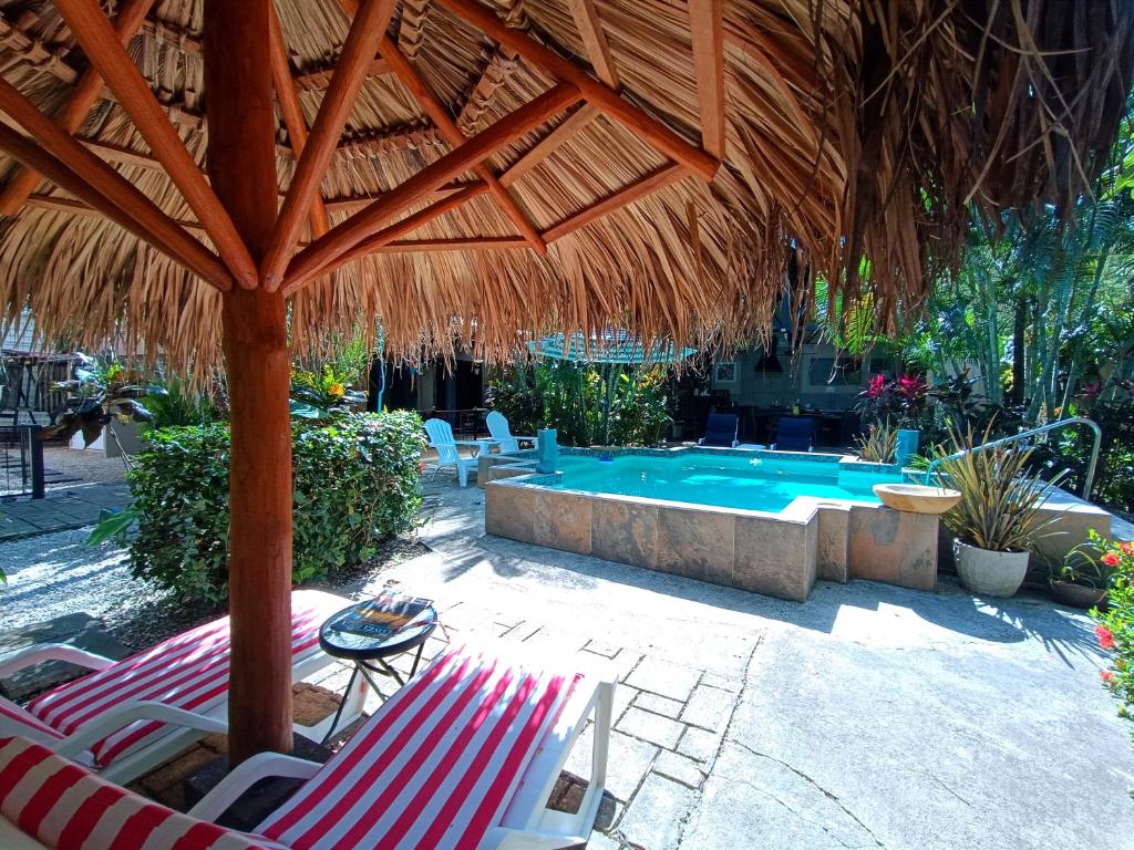 Bazén v ubytování Suite Paraiso Azul nebo v jeho okolí