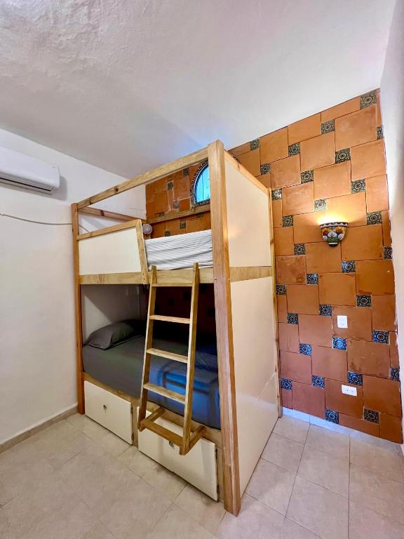 Двох'ярусне ліжко або двоярусні ліжка в номері Hostal Patio Nómada