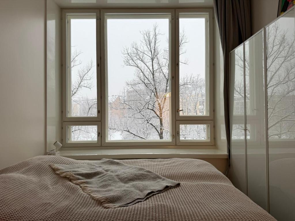 Una cama o camas en una habitación de Cozy studio apartment in the heart of Helsinki