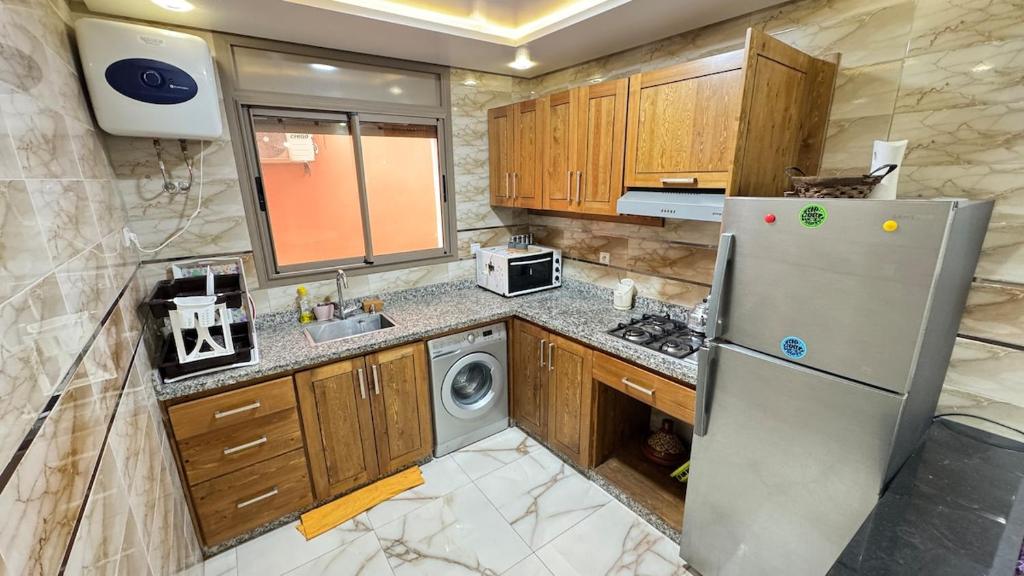 kuchnia z lodówką i zmywarką do naczyń w obiekcie Cozy place, calm and chill w mieście Tamraght Ouzdar