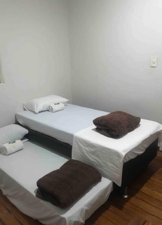 two beds in a small room at Suíte 102 - Pousada no Centro do Rio in Rio de Janeiro