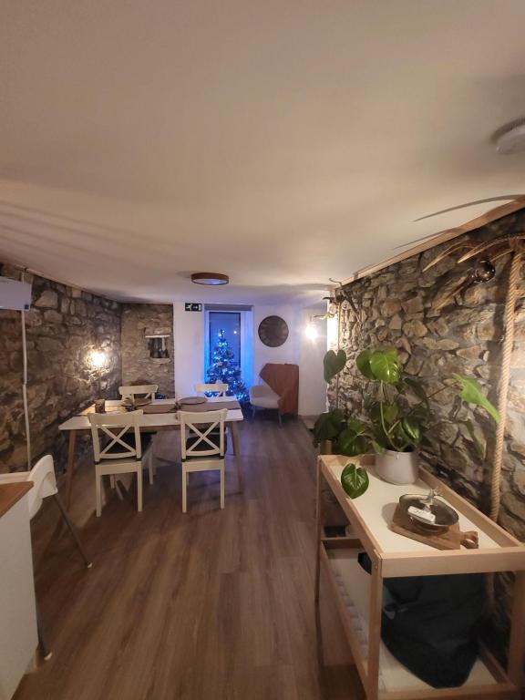 TV a/nebo společenská místnost v ubytování Le Grand Cerf gîte citadin