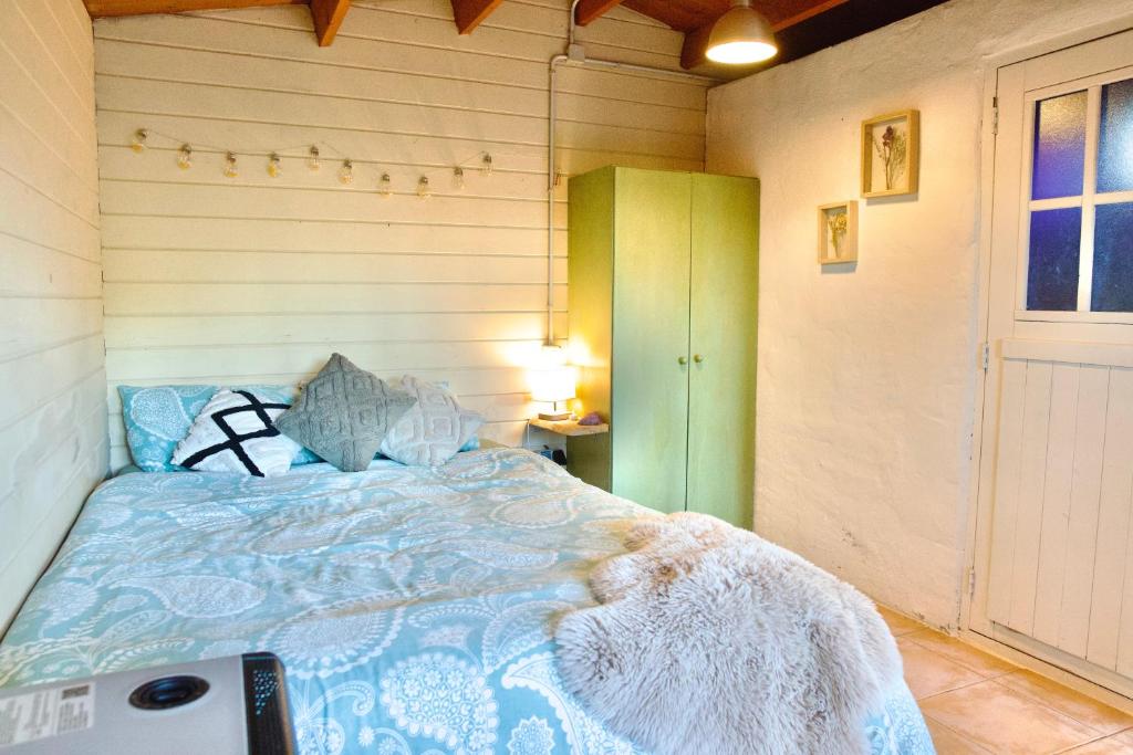 Postel nebo postele na pokoji v ubytování Cabañita de madera en Mas Coguleras