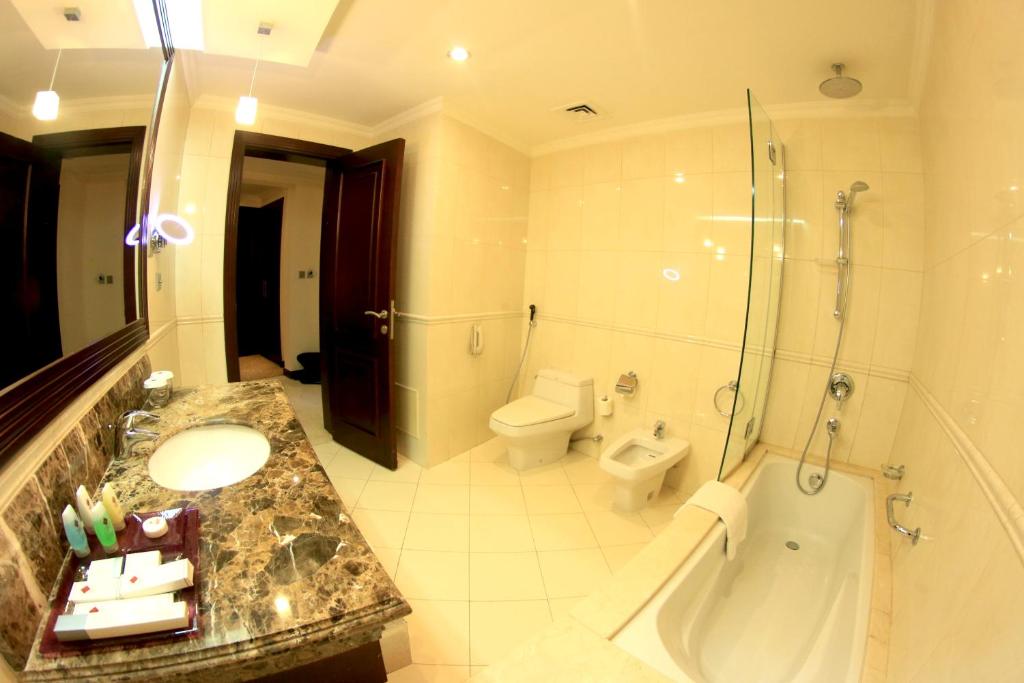 Koupelna v ubytování Grand Regal Hotel