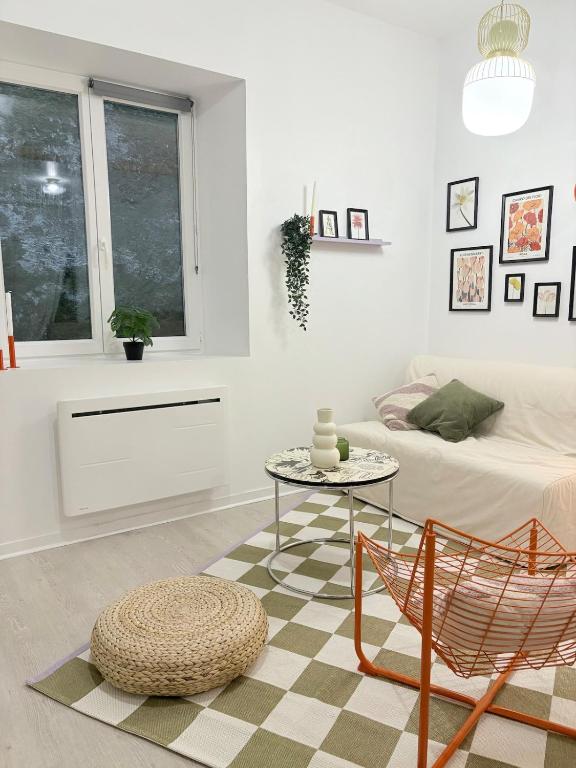 une chambre blanche avec un lit et une table dans l'établissement Appartement dans le cœur de Pau, à Pau