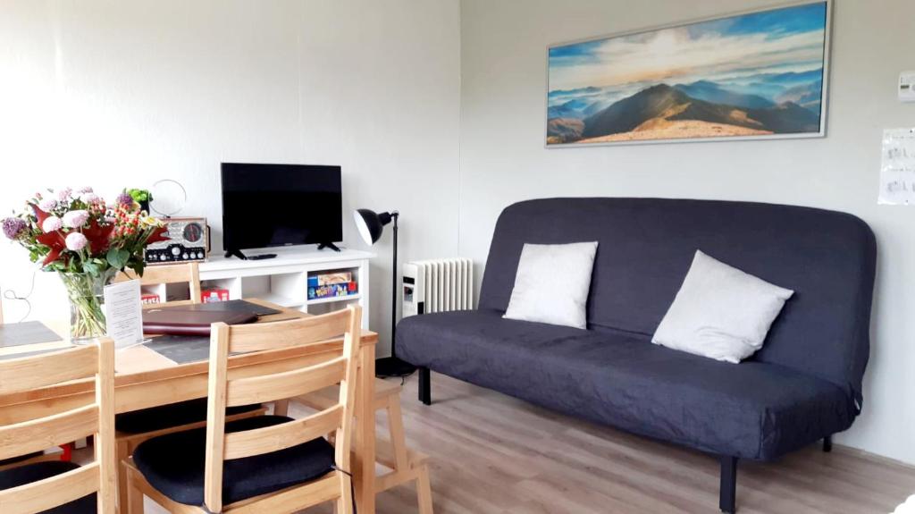 a living room with a couch and a table at Talblick 1 - Ihr Ferienhaus mitten im idyllischen Tal in Bad Bibra