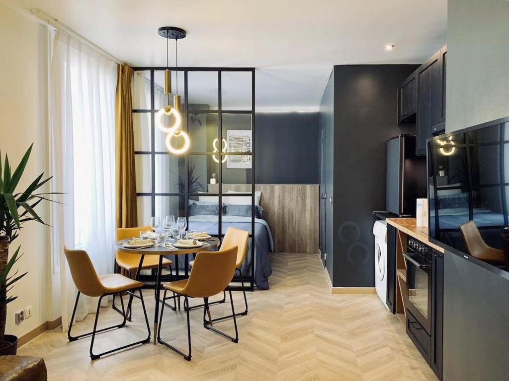 Dapur atau dapur kecil di Luxe studio 10min metro from the Center of Paris