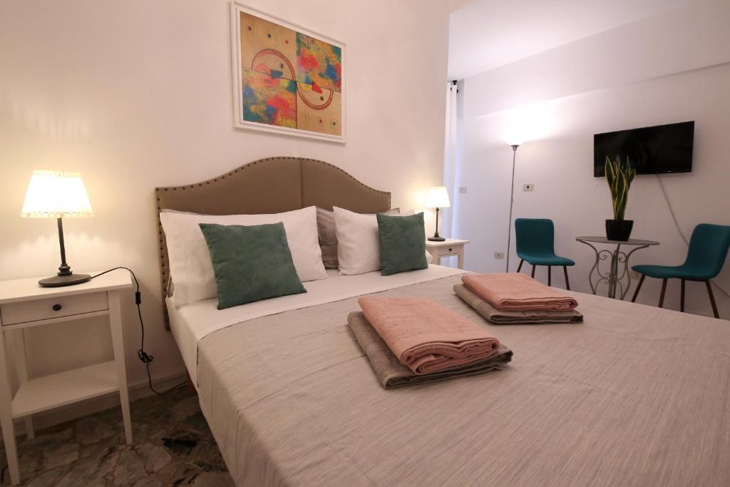 Una cama o camas en una habitación de C & S Cavour - Central HUB