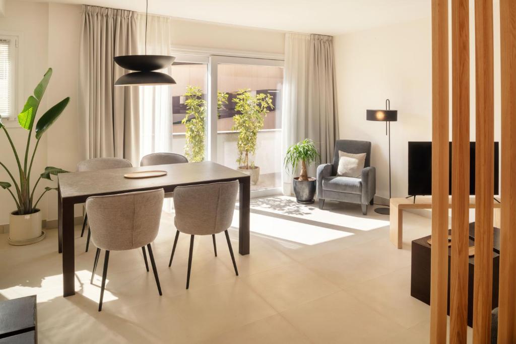 アレシーフェにあるGeria - Panasco Suitesのダイニングテーブルと椅子のあるリビングルーム