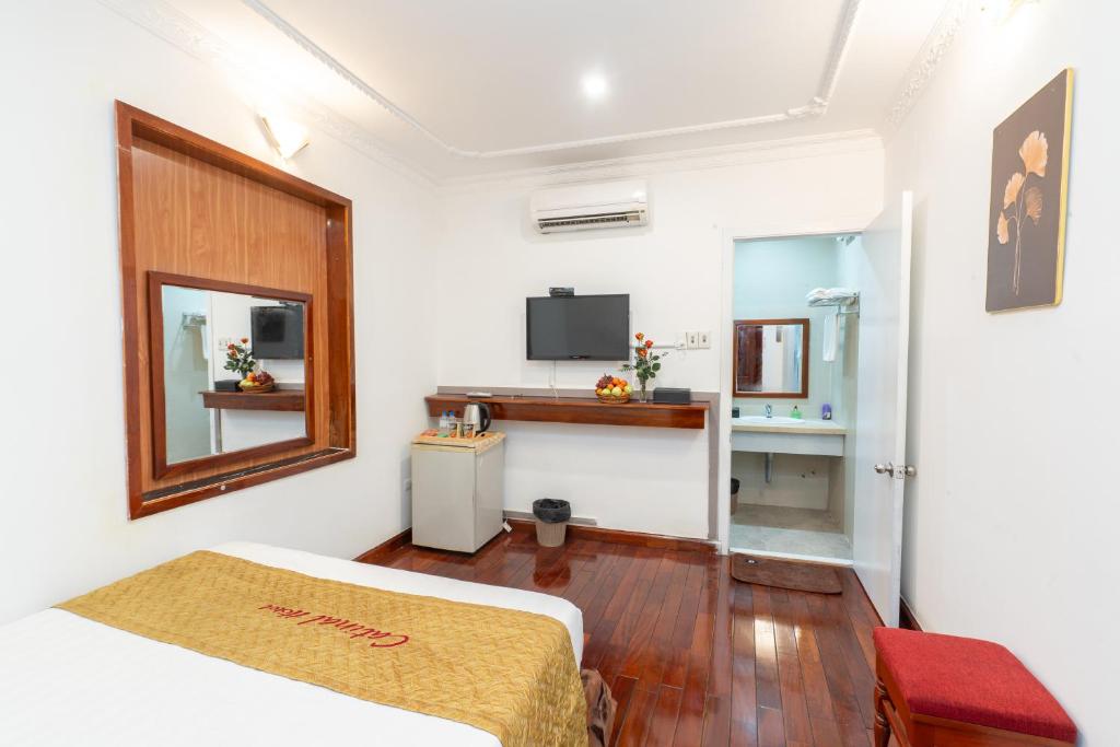 TV a/nebo společenská místnost v ubytování Danang Catinal Riverside Hotel