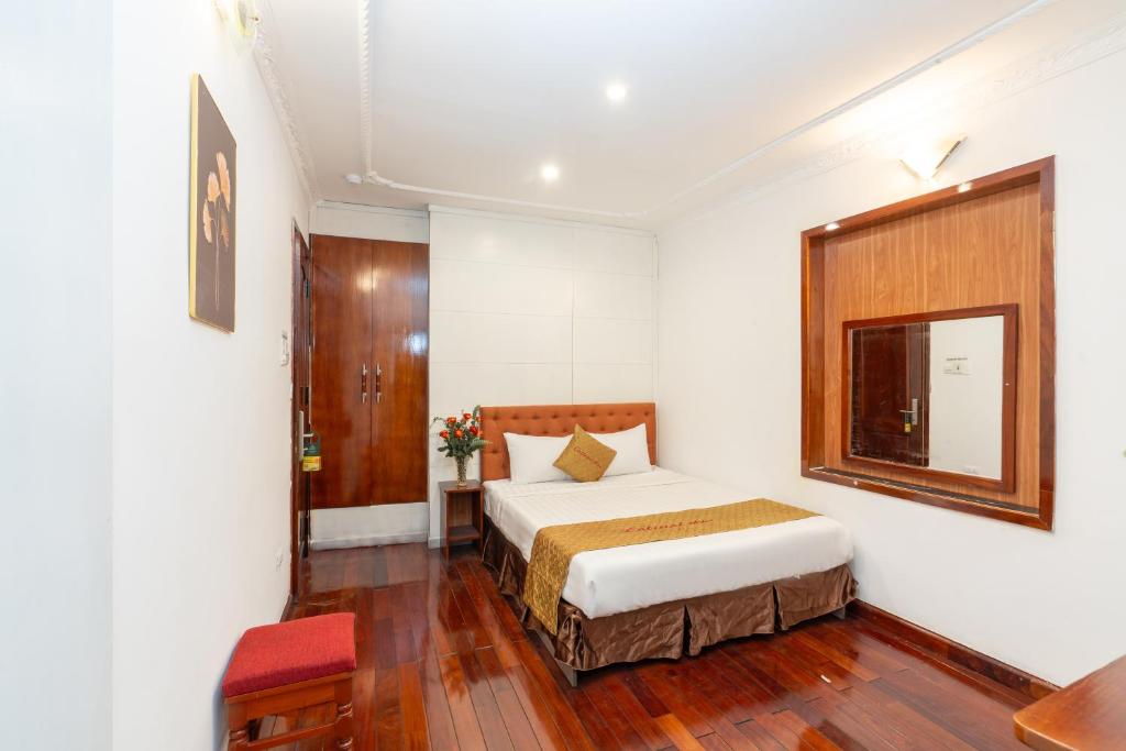 Postel nebo postele na pokoji v ubytování Danang Catinal Riverside Hotel