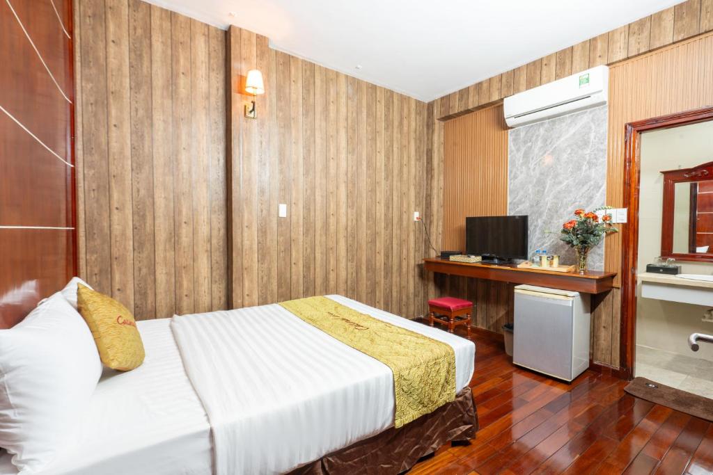 Postel nebo postele na pokoji v ubytování Danang Catinal Riverside Hotel