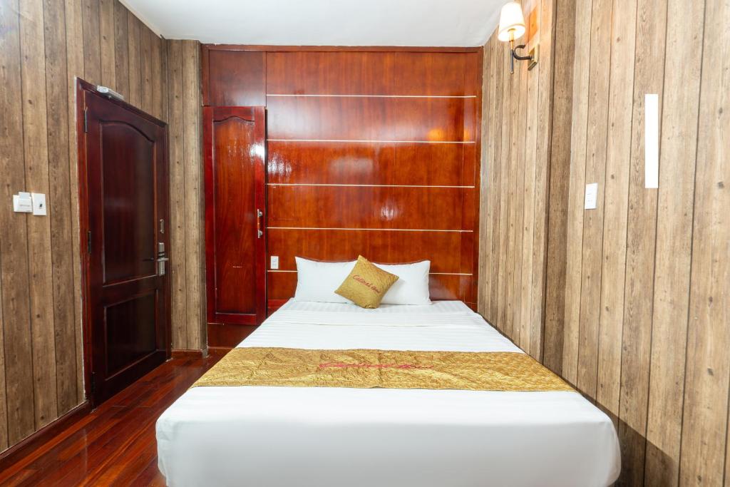 Postel nebo postele na pokoji v ubytování Danang Catinal Riverside Hotel