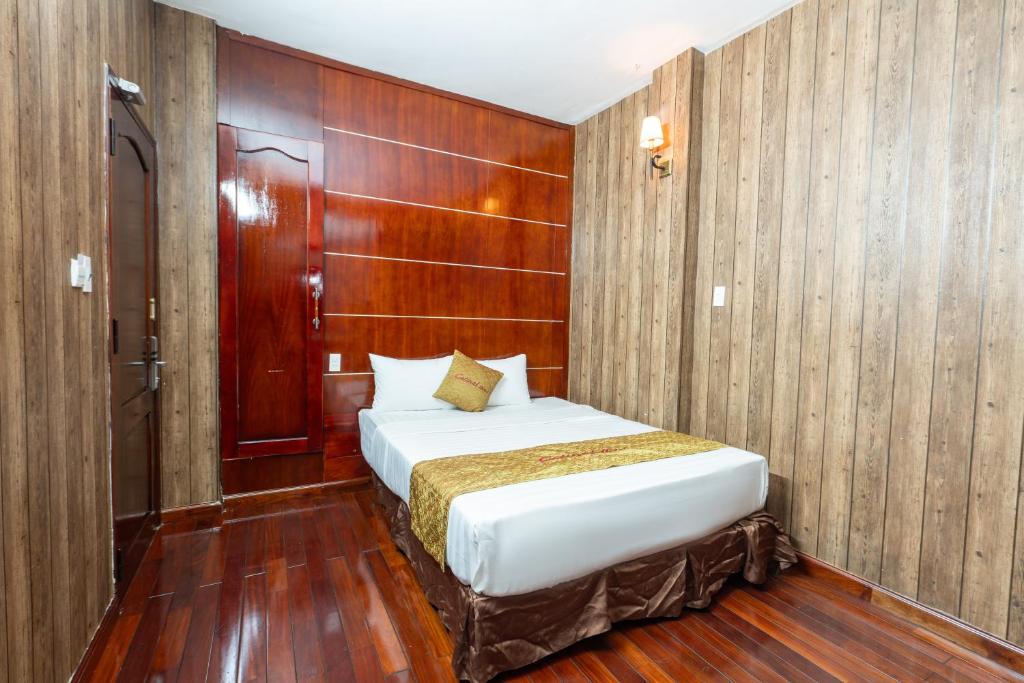 Postel nebo postele na pokoji v ubytování Danang Catinal Riverside Hotel