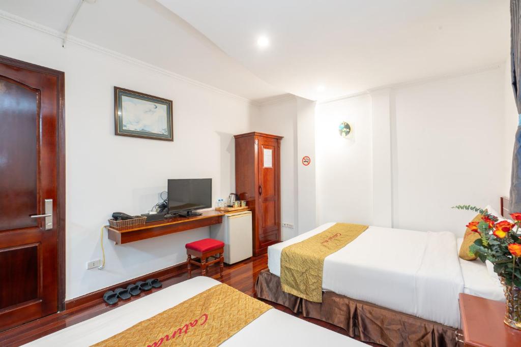 TV a/nebo společenská místnost v ubytování Danang Catinal Riverside Hotel