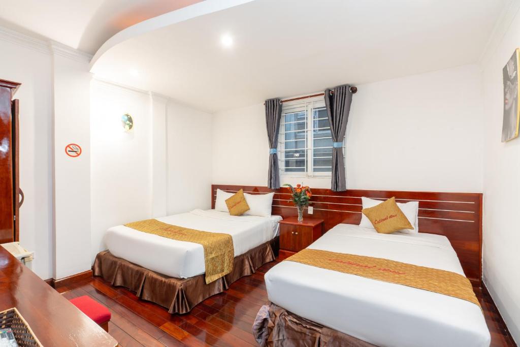 Postel nebo postele na pokoji v ubytování Danang Catinal Riverside Hotel