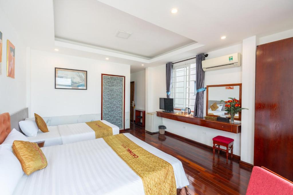Postel nebo postele na pokoji v ubytování Danang Catinal Riverside Hotel