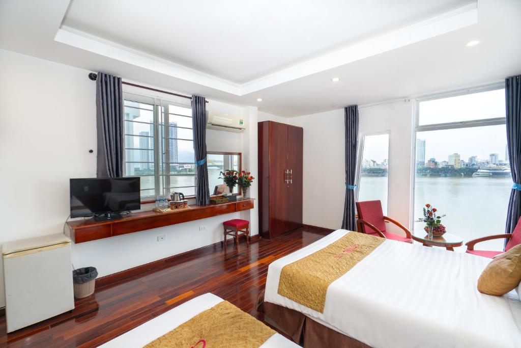 Postel nebo postele na pokoji v ubytování Danang Catinal Riverside Hotel