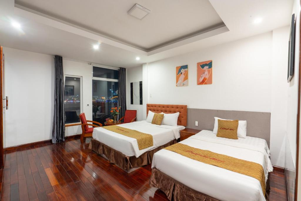 Postel nebo postele na pokoji v ubytování Danang Catinal Riverside Hotel