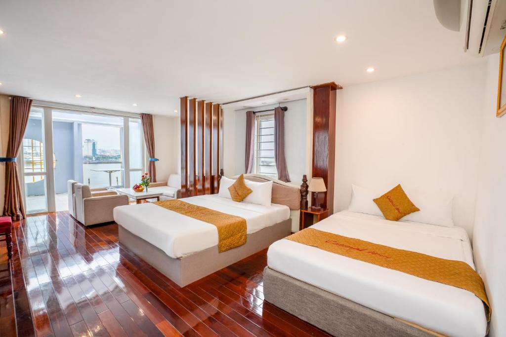Postel nebo postele na pokoji v ubytování Danang Catinal Riverside Hotel