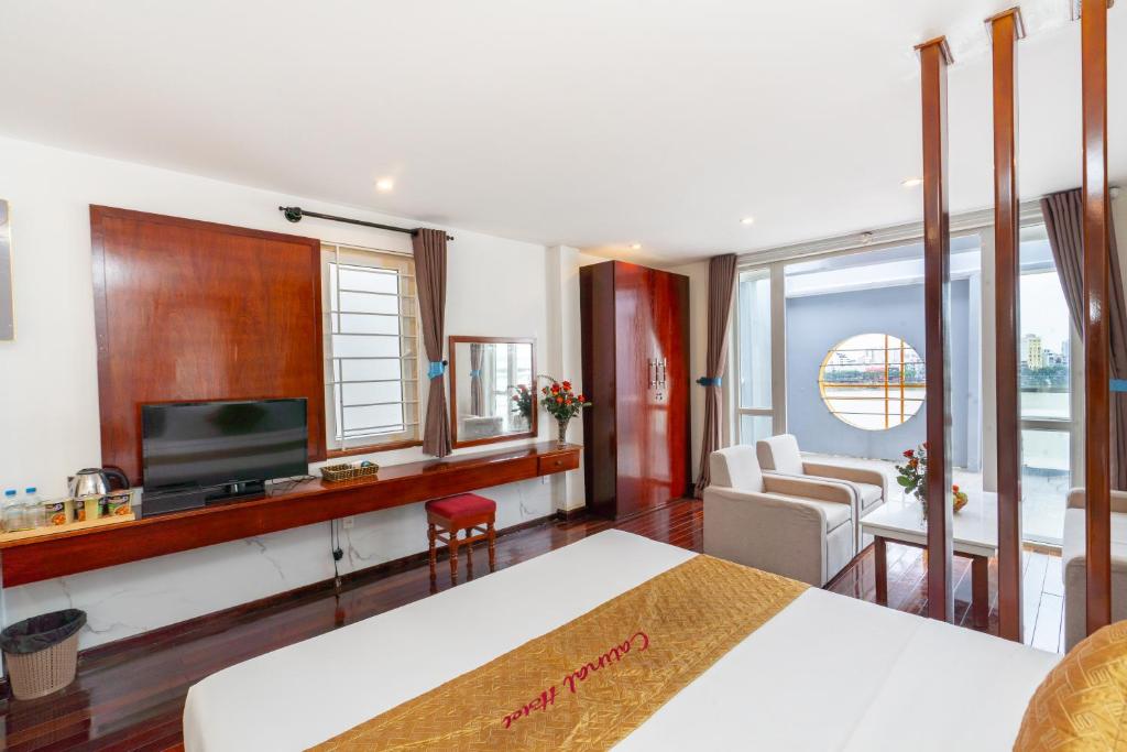 Postel nebo postele na pokoji v ubytování Danang Catinal Riverside Hotel