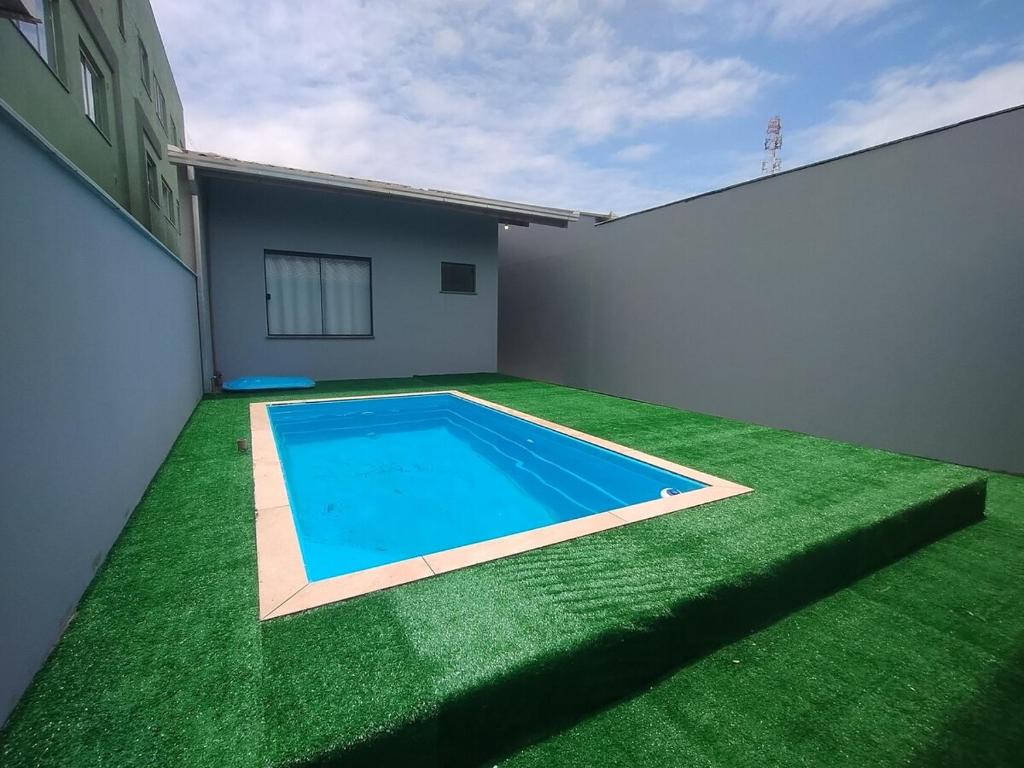 Kolam renang di atau dekat dengan Lazer e piscina com churrasco
