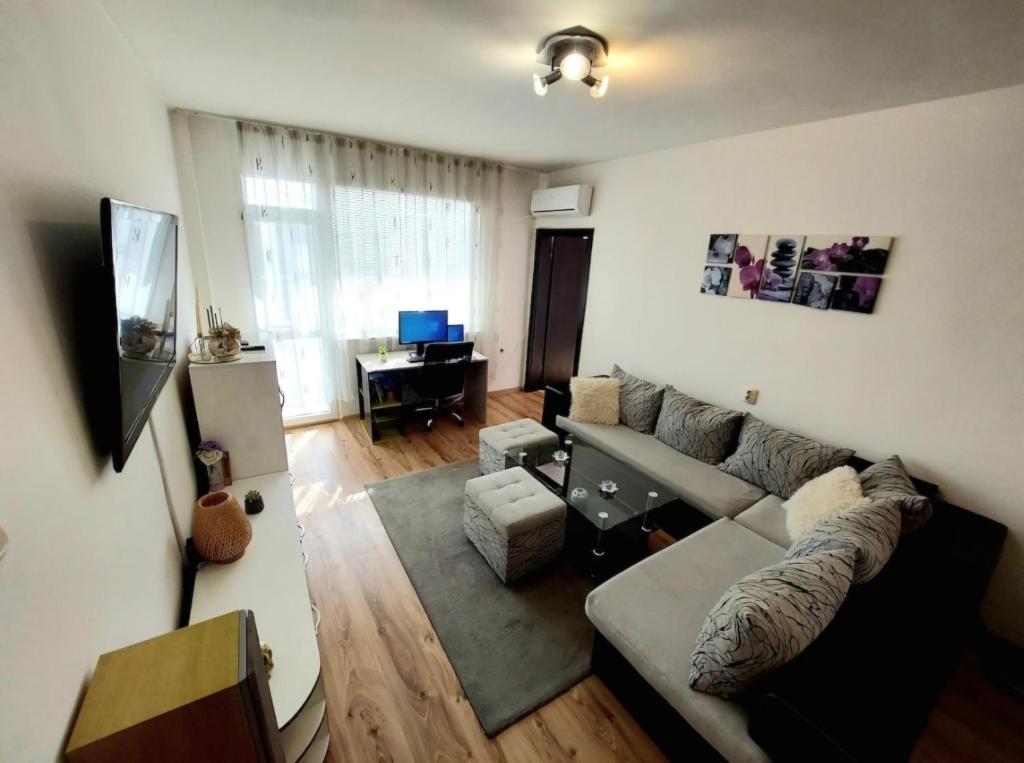 TV a/nebo společenská místnost v ubytování 3 Rooms Apartment, Top Center, 1st Floor, AUBG, WiFi, PC i5 SSD, Tablet, AndroidMiTvBox, 3 LED TVs 200 Channels, Long Terrace, Self-Easy-Late Check-in, Stay Before Greece