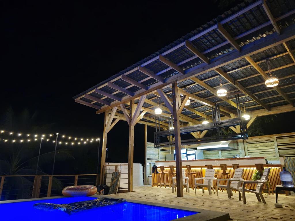 Bazén v ubytování Bamboo Lodge nebo v jeho okolí
