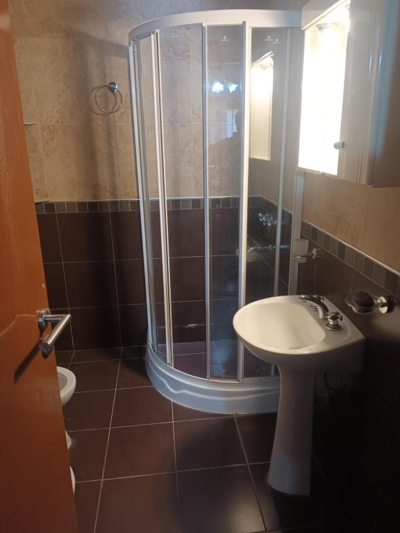 ein Badezimmer mit Dusche und Waschbecken in der Unterkunft Casa a 7 cuadras de la playa in Mar del Plata