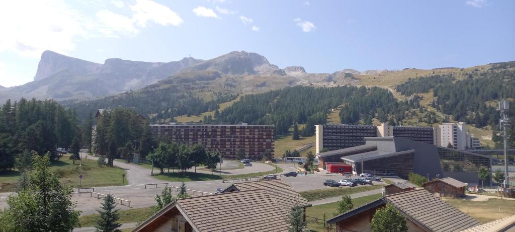 une vue d'une ville avec des montagnes en arrière-plan dans l'établissement Appartement Soleil Neige Dévoluy grand confort, à Saint-Étienne-en-Dévoluy