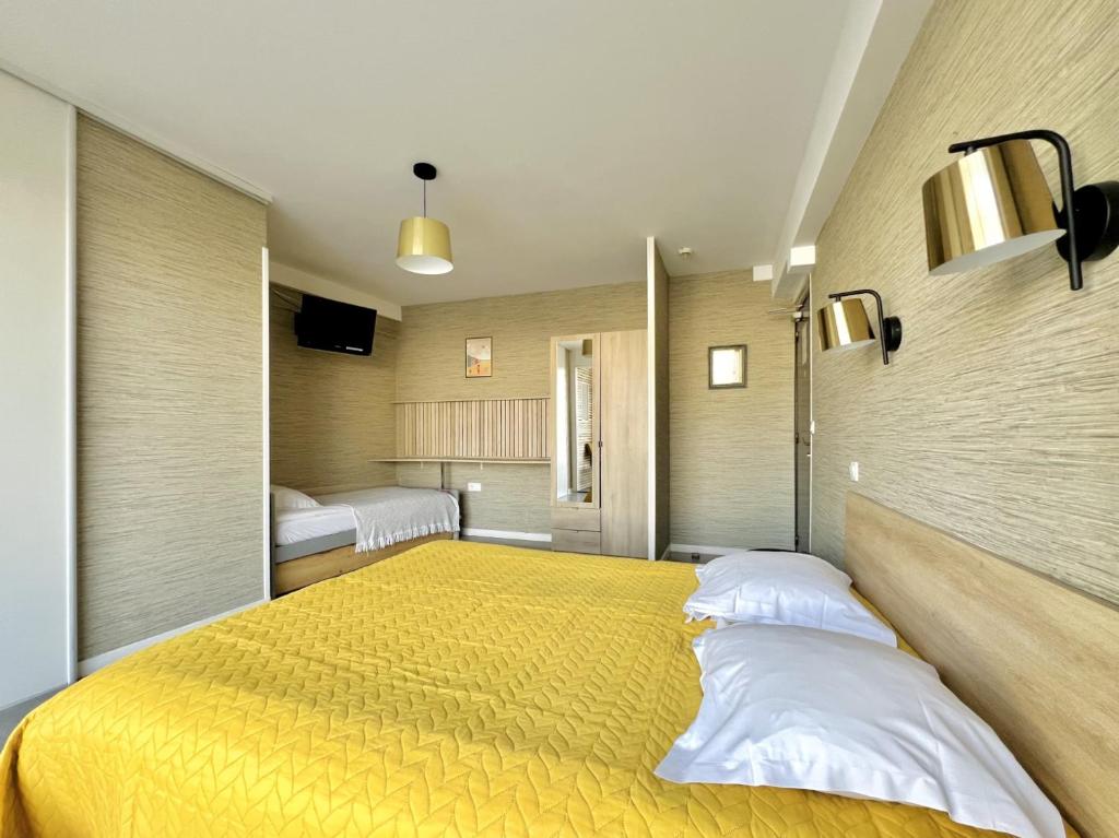 Postel nebo postele na pokoji v ubytování Hôtel Le Littoral - Berck sur Mer