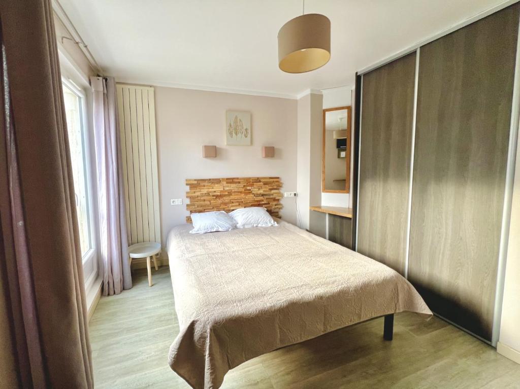 Postel nebo postele na pokoji v ubytování Hôtel Le Littoral - Berck sur Mer