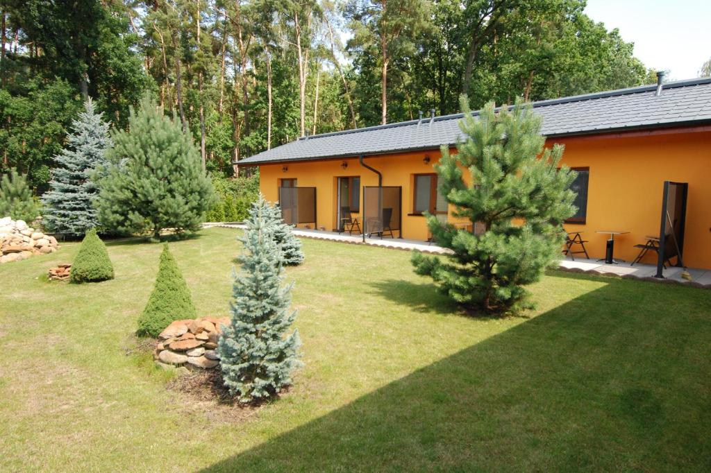 Vonkajšia záhrada v ubytovaní Apartmány Stříbrňák